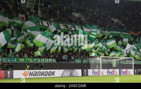 Wolfsburg, Allemagne. 19 Sep, 2019. firo : 19.09.2019, football, l'UEFA Europa League, saison 2019/2020, EL, VfL Wolfsburg - PFK Oleksandrija 3 : 1 fans Wolfsburg, drapeaux | Conditions de crédit dans le monde entier : dpa/Alamy Live News Banque D'Images