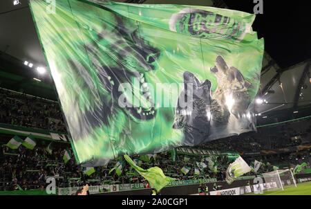 Wolfsburg, Allemagne. 19 Sep, 2019. firo : 19.09.2019, football, l'UEFA Europa League, saison 2019/2020, EL, VfL Wolfsburg - PFK Oleksandrija : 3 1 Wolfsburg avec drapeau, Wolfe | Conditions de crédit dans le monde entier : dpa/Alamy Live News Banque D'Images