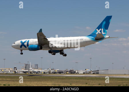 Lisbonne, Portugal. 13 mai, 2013. Un XL Airways Airbus 330-200 vu l'atterrissage à l'aéroport de Lisbonne. Crédit : Fabrizio Gandolfo/SOPA Images/ZUMA/Alamy Fil Live News Banque D'Images