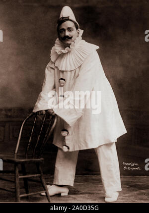 D'OPÉRA Enrico Caruso, vêtu comme un clown, tenant le dos d'une chaise dans l'opéra 'Pagliacci' en 1908. Banque D'Images