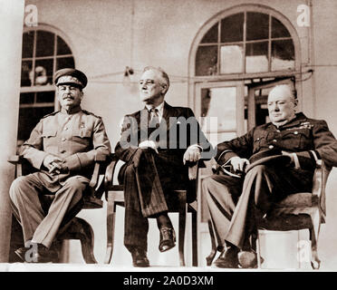 Franklin Delano Roosevelt, Joseph Staline et Winston Churchill sur le portique de l'ambassade russe à Téhéran, Iran au cours de la Conférence de Téhéran sur la Seconde Guerre mondiale s'est tenue le 28 novembre 1943 à décembre 1, 1943. Banque D'Images