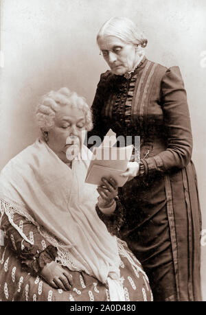 Susan B. Anthony (debout) et Elizabeth Cady Stanton (assis). Susan B. Anthony (Février 15, 1820 - Mars 13, 1906) était un réformateur social et militante des droits de la femme qui a joué un rôle central dans le mouvement pour le suffrage des femmes. Né dans une famille Quaker est engagé à l'égalité sociale, elle a recueilli des pétitions contre l'esclavage à l'âge de 17 ans. En 1856, elle est devenue l'agent de l'état de New York pour l'American Anti-Slavery Society. En 1851, elle a rencontré Elizabeth Cady Stanton, qui devient son ami et collègue de travail dans les activités de réforme sociale. Banque D'Images