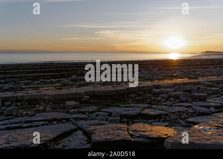 Coucher de soleil hiver Shoreline Lavernock point Penarth, pays de Galles Royaume-Uni, côte galloise, côte britannique vue panoramique sur le ciel de la plage, lumière naturelle paisible Banque D'Images