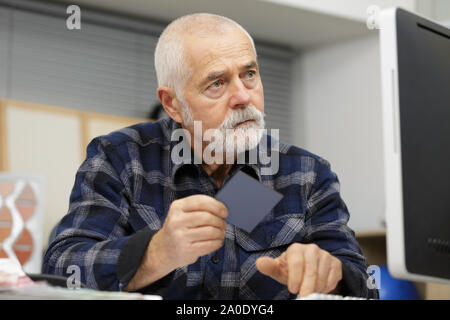Mature man holding color swatch Banque D'Images