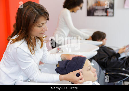 Coiffure cheveux womans laver dans sa boutique Banque D'Images