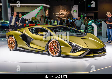 Francfort, Allemagne - Sept 2019 : or jaune LAMBORGHINI FKP SIAN 37 est un moteur hybride de voiture de sport. C'est le premier véhicule de production hybride pro Banque D'Images