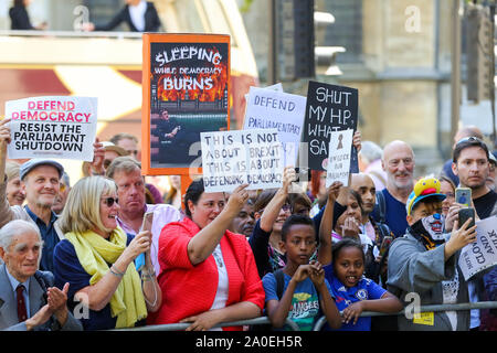 Londres, Royaume-Uni. 19 Sep, 2019. Anti-Brexit protestataires sont vu la tenue des pancartes à l'extérieur de la Cour Suprême du Royaume-Uni à Londres le dernier jour de l'audition de l'appel de trois jours sur la réclamation que le premier ministre britannique, Boris Johnson a agi illégalement en conseiller la Reine de proroger le Parlement pour cinq semaines afin d'empêcher les députés de débattre de la crise Brexit. Credit : SOPA/Alamy Images Limited Live News Banque D'Images