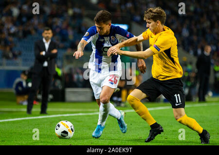 Porto, Portugal. 19 Sep, 2019. Joueur du FC Porto Otávio (L) et les jeunes garçons's player Gianluca Gaudino (R) sont vus en action au cours de l'UEFA Europa League entre le FC Porto et les jeunes garçons au stade du Dragon de Porto. Credit : SOPA/Alamy Images Limited Live News Banque D'Images