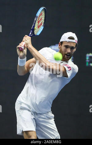 Saint-pétersbourg, Russie. 19 Sep, 2019. Joao de Sousa Portugal renvoie la balle à Karen de Khachanov la Russie au cours de leur cycle de 16 match à Saint-Pétersbourg le tournoi de tennis ATP ouvert à Saint-Pétersbourg, Russie, le 19 septembre 2019. Joao Sousa a gagné 2-0. Crédit : Irina Motina/Xinhua/Alamy Live News Banque D'Images