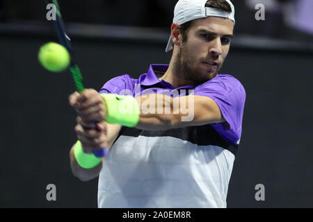 Saint-pétersbourg, Russie. 19 Sep, 2019. Karen Khachanov de Russie renvoie la balle à Joao Sousa du Portugal au cours de leur cycle de 16 match à Saint-Pétersbourg le tournoi de tennis ATP ouvert à Saint-Pétersbourg, Russie, le 19 septembre 2019. Crédit : Irina Motina/Xinhua/Alamy Live News Banque D'Images