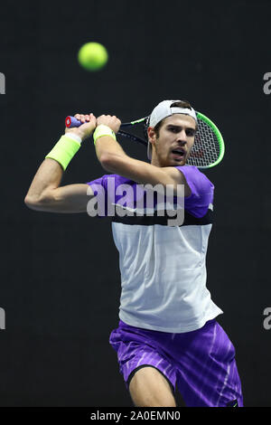 Saint-pétersbourg, Russie. 19 Sep, 2019. Karen Khachanov de Russie renvoie la balle à Joao Sousa du Portugal au cours de leur cycle de 16 match à Saint-Pétersbourg le tournoi de tennis ATP ouvert à Saint-Pétersbourg, Russie, le 19 septembre 2019. Crédit : Irina Motina/Xinhua/Alamy Live News Banque D'Images