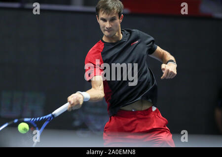 Saint-pétersbourg, Russie. 19 Sep, 2019. Evgeny Donskoy de Russie renvoie la balle à Daniil Medvedev de la Russie pendant la série de 16 match contre Evgeny Donskoy de Russie à Saint-Pétersbourg le tournoi de tennis ATP ouvert à Saint-Pétersbourg, Russie, le 19 septembre 2019. Crédit : Irina Motina/Xinhua/Alamy Live News Banque D'Images