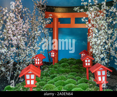 Singapour - Mars 22, 2019 : Jardins, près de la baie, le Dôme de fleurs. Jardin miniature japonais Torii rouge et bonsai cerisiers et de fleurs blanches. Banque D'Images