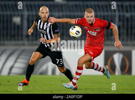 Belgrade. 19 Sep, 2019. Du Partizan Nemanja Miletic (L) le dispute à l'AZ Alkmaar Teun Koopmeiners lors d'un groupe de l'UEFA Europa League match de football entre l'AZ Alkmaar et Partizan de Belgrade, Serbie le 19 septembre 2019. Le match s'est terminé dans un 2-2 draw. Credit : Predrag Milosavljevic/Xinhua/Alamy Live News Banque D'Images