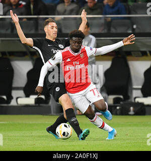 Francfort, Allemagne. 19 Sep, 2019. Dominik Kohr (L) de Francfort rivalise avec Bukayo Saka d'Arsenal au cours de l'UEFA Europa League Groupe F match de football entre l'Eintracht Francfort et Arsenal FC à Francfort, Allemagne, le 19 septembre 2019. Credit : Ulrich Hufnagel/Xinhua Banque D'Images