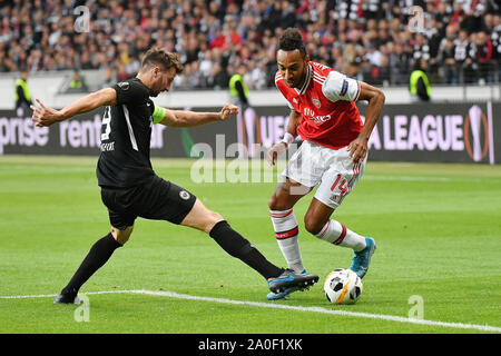 Francfort, Allemagne. 19 Sep, 2019. Abraham David (L) de Francfort avec Pierre-Emerick Aubameyang vies au cours de l'UEFA Europa League Groupe F match de football entre l'Eintracht Francfort et Arsenal FC à Francfort, Allemagne, le 19 septembre 2019. Credit : Ulrich Hufnagel/Xinhua Banque D'Images