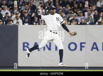 Bronx, United States. 19 Sep, 2019. New York Yankees Didi Grégoire fait un jet de saut à base de sapins pour le contre les Angels de Los Angeles au Yankee Stadium le Jeudi, Septembre 19, 2019 à New York. Photo de John Angelillo/UPI UPI : Crédit/Alamy Live News Banque D'Images