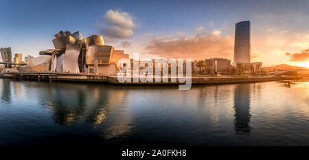 Au coucher du soleil au bord de Bilbao Pays Basque Espagne Banque D'Images