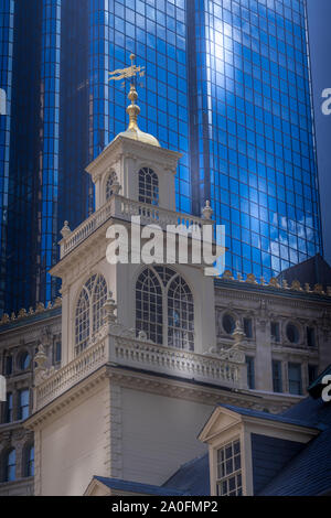 Old State House Boston le long de la Freedom Trail site de la Massacre de Boston, les travailleurs âgés par rapport aux nouvelles constructions Banque D'Images