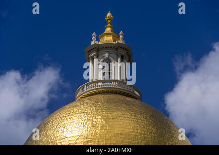 Vue de la Massachusetts State House avec un dôme doré à Boston sur un week-end ensoleillé après-midi d'été Banque D'Images