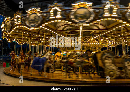 Flou de mouvement d'un carrousel en mouvement Banque D'Images