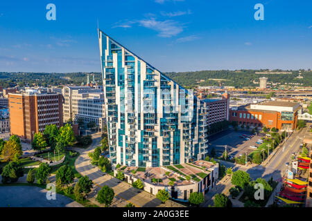 Vue aérienne d'appartements modernes avec la tour de forme circulaire intéressant dans le Kentucky en face de Cincinnati Covington Banque D'Images