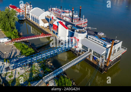 Vieux bateaux à vapeur amarré sur la rivière Ohio à Newport Vermont en face de Cincinnati Banque D'Images