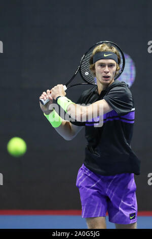 Saint-pétersbourg, Russie. 19 Sep, 2019. Andreï Roublev de Russie renvoie la balle à Ricardas Berankis de Lituanie au cours de la ronde de 16 match à Saint-Pétersbourg le tournoi de tennis ATP ouvert à Saint-Pétersbourg, Russie, le 19 septembre 2019. Andreï Roublev a gagné 2-1. Crédit : Irina Motina/Xinhua/Alamy Live News Banque D'Images