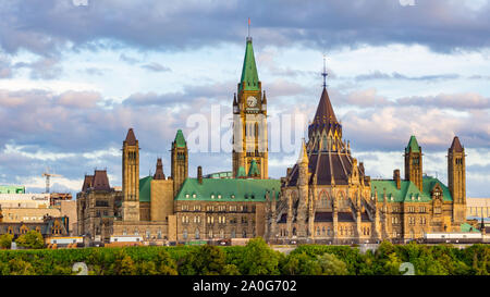 La colline du Parlement dans la capitale du Canada Ville d'Ottawa est vue de l'Outaouais, à l'égard du Québec. Banque D'Images