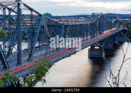 L'interprovincial Alexandrie pont reliant Ottawa (Ontario) et Gatineau (Québec) au Canada est vu avec streaking lights de traverser les voitures. Banque D'Images