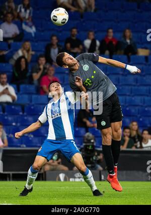 Barcelone, Espagne. 19 Sep, 2019. L'Espanyol Wu Lei (L) en concurrence avec Ferencvaros' Lasha Dvali lors d'une UEFA Europa League Groupe H match de football entre l'équipe espagnole RCD Espanyol et équipe hongroise Ferencvaros à Barcelone, Espagne, le 19 septembre 2019. Credit : Joan Gosa/Xinhua/Alamy Live News Banque D'Images