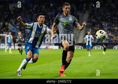 Barcelone, Espagne. 19 Sep, 2019. L'Espanyol Wu Lei (L) en concurrence avec Ferencvaros' Lasha Dvali lors d'une UEFA Europa League Groupe H match de football entre l'équipe espagnole RCD Espanyol et équipe hongroise Ferencvaros à Barcelone, Espagne, le 19 septembre 2019. Credit : Joan Gosa/Xinhua/Alamy Live News Banque D'Images
