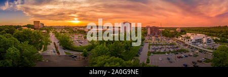 Coucher du soleil de l'antenne de panorama du centre-ville de Columbia dans le Maryland new Washington DC avec les immeubles de bureaux et la Columbia Mall Banque D'Images