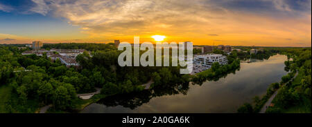 Coucher du soleil de l'antenne de panorama du centre-ville de Columbia dans le Maryland new Washington DC avec les immeubles de bureaux et la Columbia Mall Banque D'Images