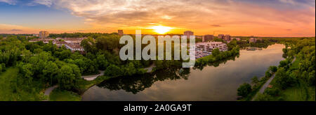 Coucher du soleil de l'antenne de panorama du centre-ville de Columbia dans le Maryland new Washington DC avec les immeubles de bureaux et la Columbia Mall Banque D'Images