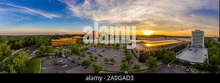 Coucher du soleil de l'antenne de panorama du centre-ville de Columbia dans le Maryland new Washington DC avec les immeubles de bureaux et la Columbia Mall Banque D'Images