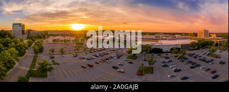 Coucher du soleil de l'antenne de panorama du centre-ville de Columbia dans le Maryland new Washington DC avec les immeubles de bureaux et la Columbia Mall Banque D'Images