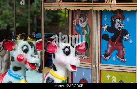 Un très vieux carrousel avec vaches plein de couleur. Prises à Buenos Aires Banque D'Images