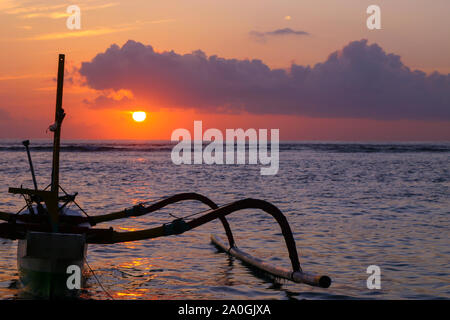 Le soleil sur la plage de Sanur Banque D'Images