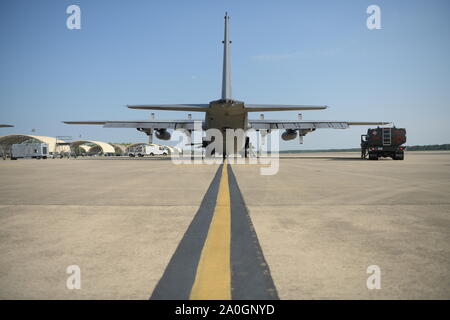 Les commandos de l'air avec le 1er Escadron de préparation logistique des opérations spéciales et le 1er Escadron de maintenance des aéronefs d'opérations spéciales du Canada travaillent ensemble pour alimenter une AC-130J Thrash Ghostrider gunship à Hurlburt Field, en Floride, le 12 septembre 2019. La première du thrash Ghostrider missions sont l'appui aérien rapproché, d'interdiction aérienne et de reconnaissance armée des forces d'opérations spéciales autour du globe (U.S. Air Force photo par un membre de la 1re classe Joseph P. Leveille) Banque D'Images