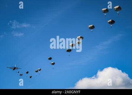 L'infanterie des parachutistes de la 173e Brigade aéroportée, équipe avec des soldats de l'armée turque et italienne, au cours de la formation l'entrée forcée pour le Sabre Junction 2019 (SJ19) dans la zone d'entraînement de Hohenfels, 18 Septembre, 2019. SJ19 est un exercice impliquant près de 5 400 participants de 16 pays partenaires et allié à l'armée américaine et les secteurs d'entraînement Grafenwoehr Hohenfels, 3 septembre au 30 septembre 2019. SJ19 est conçu pour évaluer l'état de préparation de l'infanterie de l'armée américaine 173e Brigade aéroportée d'exécuter des opérations terrestres dans le cadre d'un combiné, l'environnement et de promouvoir l'interoperabilit Banque D'Images