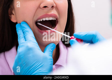 Vue arrière d'un homme médecin de prendre un échantillon de substances corporelles pour analyse d'ADN Banque D'Images