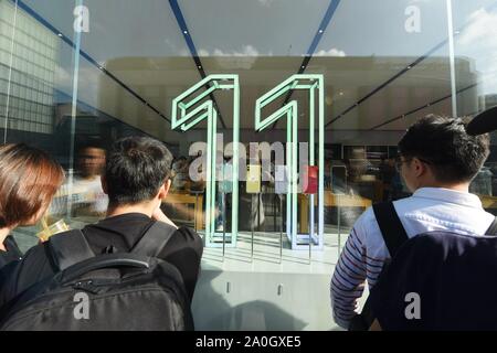 Hangzhou, Zhejiang, Chine. Sep 20, 2019. Zhejiang, Chine, le 20 septembre 2019, les clients se sont alignés pour acheter le nouvel iPhone Apple11 téléphone devant le lac de l'ouest d'Apple flagship store à Hangzhou. Crédit : SIPA Asie/ZUMA/Alamy Fil Live News Banque D'Images