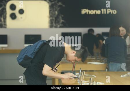 Hangzhou, Zhejiang, Chine. Sep 20, 2019. Zhejiang, Chine, le 20 septembre 2019, les clients se sont alignés pour acheter le nouvel iPhone Apple11 téléphone devant le lac de l'ouest d'Apple flagship store à Hangzhou. Crédit : SIPA Asie/ZUMA/Alamy Fil Live News Banque D'Images