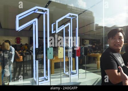 Hangzhou, Zhejiang, Chine. Sep 20, 2019. Zhejiang, Chine, le 20 septembre 2019, les clients se sont alignés pour acheter le nouvel iPhone Apple11 téléphone devant le lac de l'ouest d'Apple flagship store à Hangzhou. Crédit : SIPA Asie/ZUMA/Alamy Fil Live News Banque D'Images