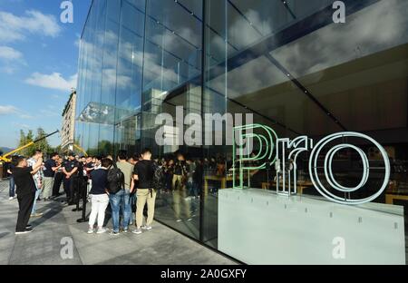 Hangzhou, Zhejiang, Chine. Sep 20, 2019. Zhejiang, Chine, le 20 septembre 2019, les clients se sont alignés pour acheter le nouvel iPhone Apple11 téléphone devant le lac de l'ouest d'Apple flagship store à Hangzhou. Crédit : SIPA Asie/ZUMA/Alamy Fil Live News Banque D'Images