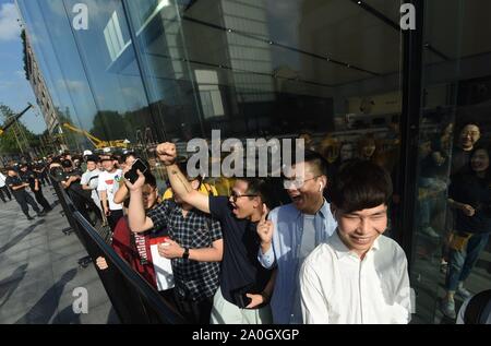 Hangzhou, Zhejiang, Chine. Sep 20, 2019. Zhejiang, Chine, le 20 septembre 2019, les clients se sont alignés pour acheter le nouvel iPhone Apple11 téléphone devant le lac de l'ouest d'Apple flagship store à Hangzhou. Crédit : SIPA Asie/ZUMA/Alamy Fil Live News Banque D'Images