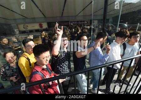 Hangzhou, Zhejiang, Chine. Sep 20, 2019. Zhejiang, Chine, le 20 septembre 2019, les clients se sont alignés pour acheter le nouvel iPhone Apple11 téléphone devant le lac de l'ouest d'Apple flagship store à Hangzhou. Crédit : SIPA Asie/ZUMA/Alamy Fil Live News Banque D'Images