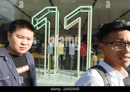 Hangzhou, Zhejiang, Chine. Sep 20, 2019. Zhejiang, Chine, le 20 septembre 2019, les clients se sont alignés pour acheter le nouvel iPhone Apple11 téléphone devant le lac de l'ouest d'Apple flagship store à Hangzhou. Crédit : SIPA Asie/ZUMA/Alamy Fil Live News Banque D'Images