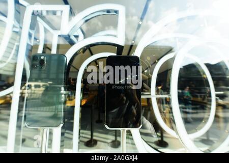 Hangzhou, Zhejiang, Chine. Sep 20, 2019. Zhejiang, Chine, le 20 septembre 2019, les clients se sont alignés pour acheter le nouvel iPhone Apple11 téléphone devant le lac de l'ouest d'Apple flagship store à Hangzhou. Crédit : SIPA Asie/ZUMA/Alamy Fil Live News Banque D'Images